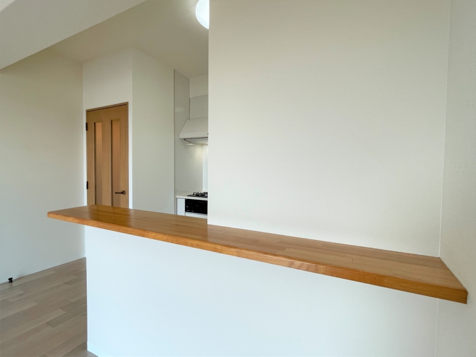 カウンターには何か小物を置いてみても良さそう！