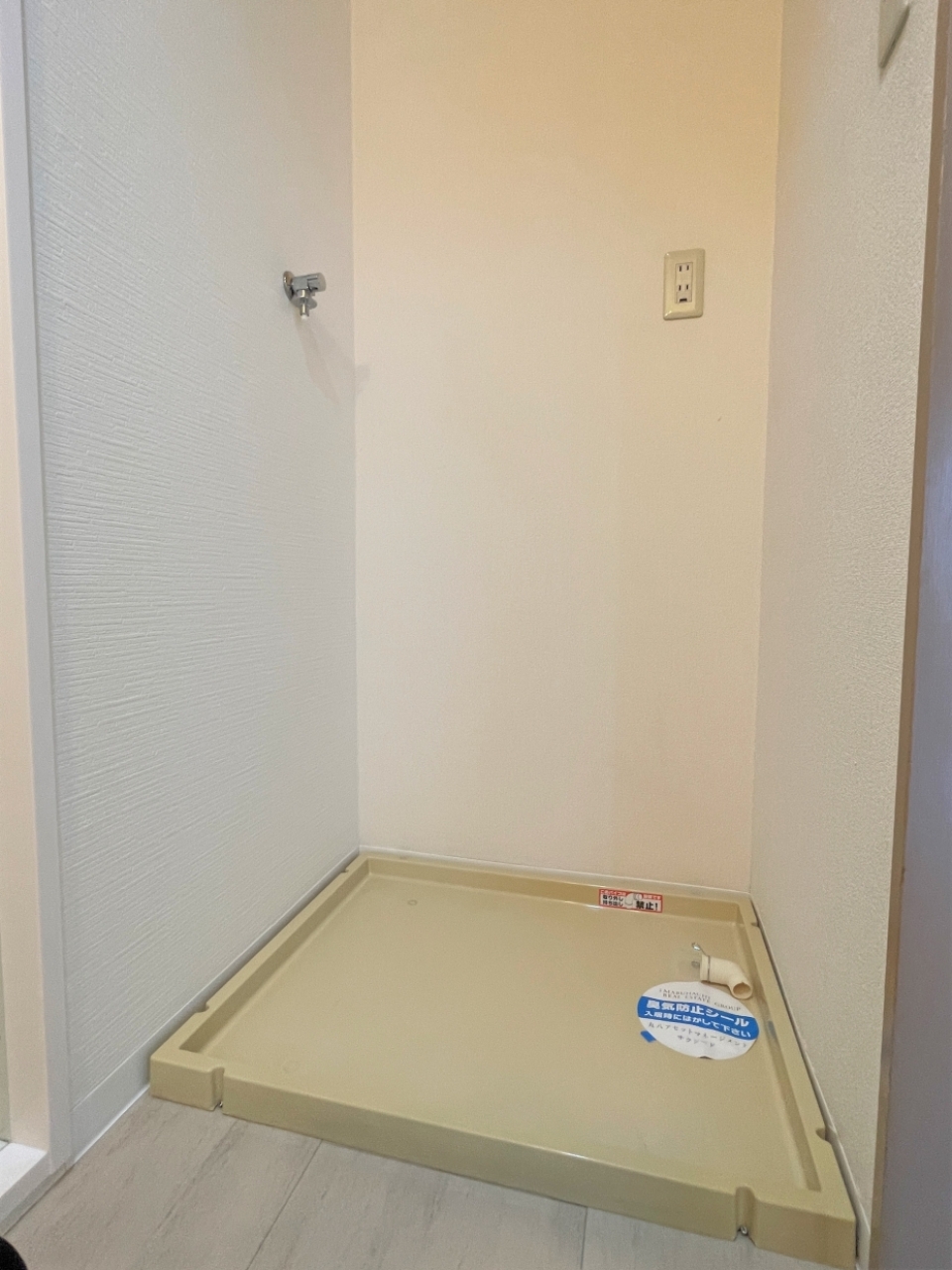 その後ろに洗濯機置き場があります