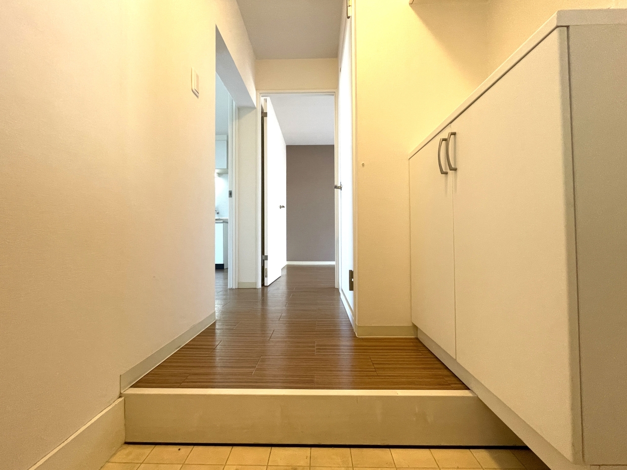 暖色系の明かりがホッとする玄関