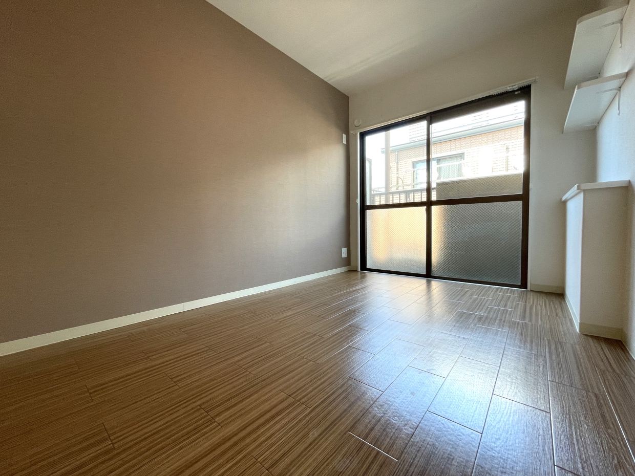 北側のシックな洋室。壁には棚がついています。