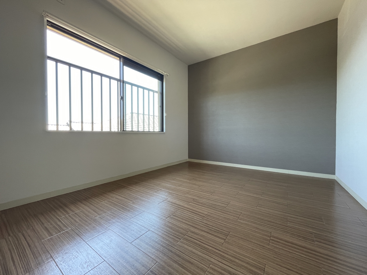 奥側リビング。窓があるので明るいです♪