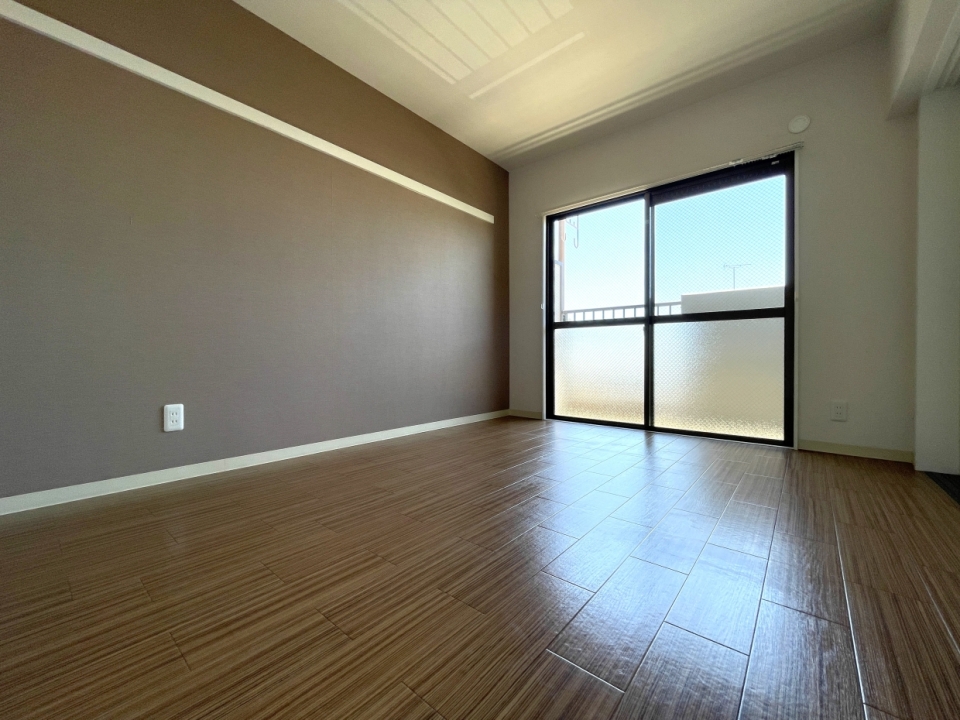 シックな壁紙の洋室