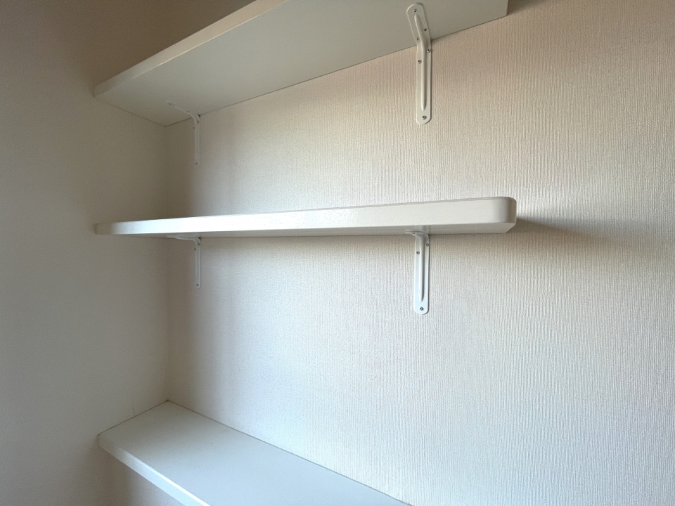 棚にはお気に入りの雑誌や写真を飾るのも、おしゃれかも♪