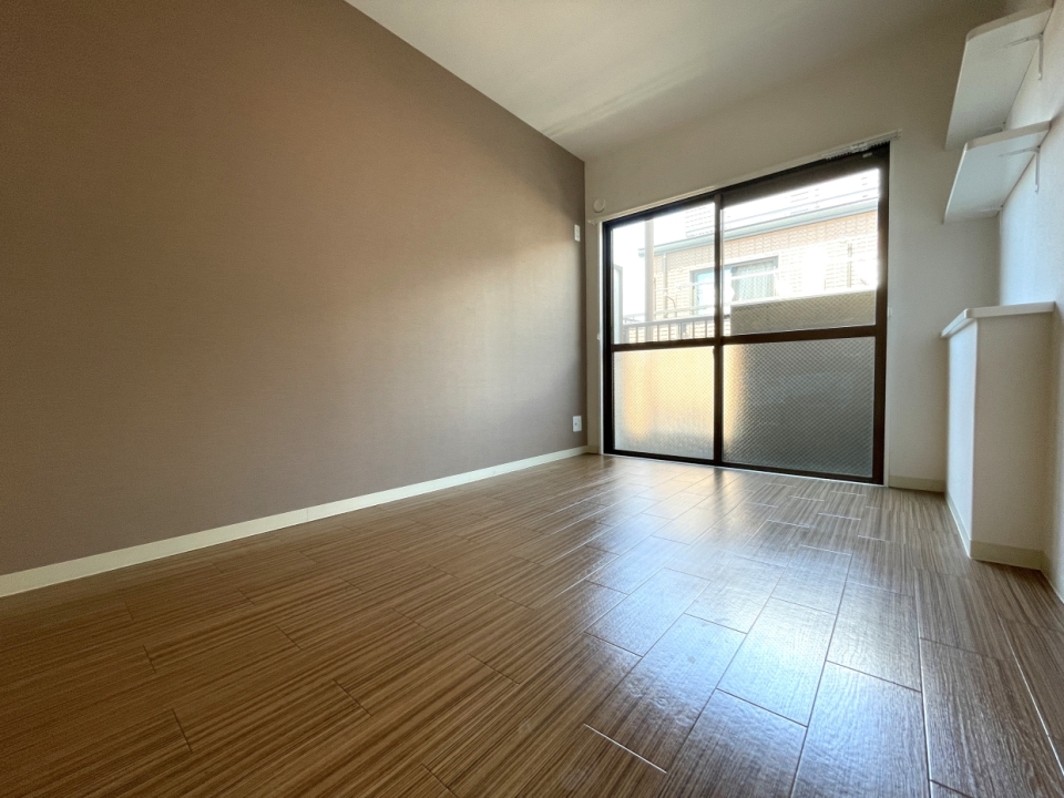 北側のシックな洋室。壁には棚がついています。