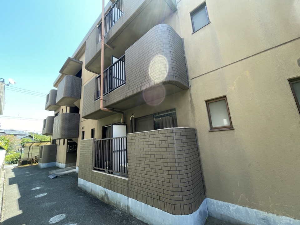 三階建ての外観。お部屋は最上階です。