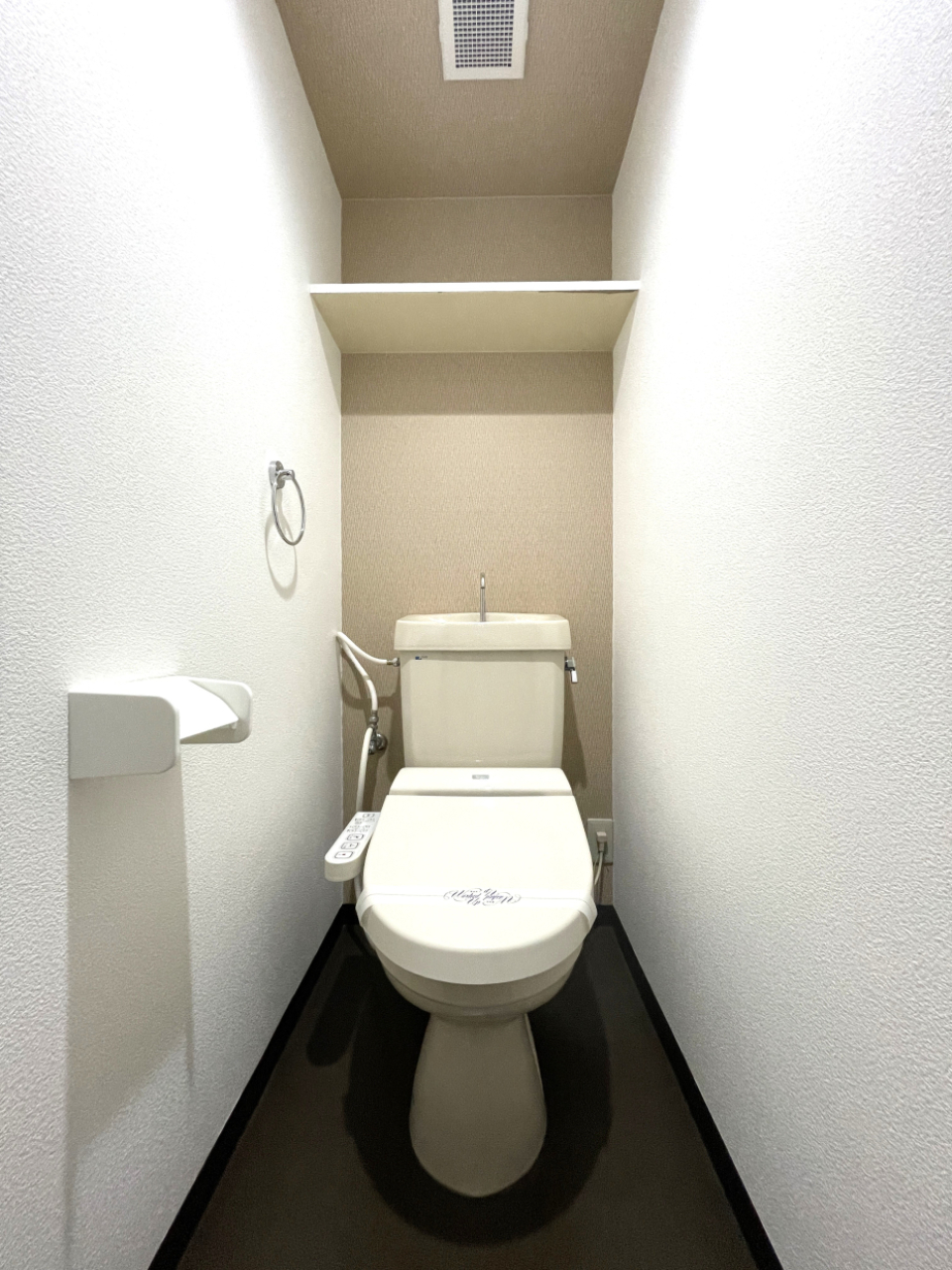 トイレには棚があるので便利♪