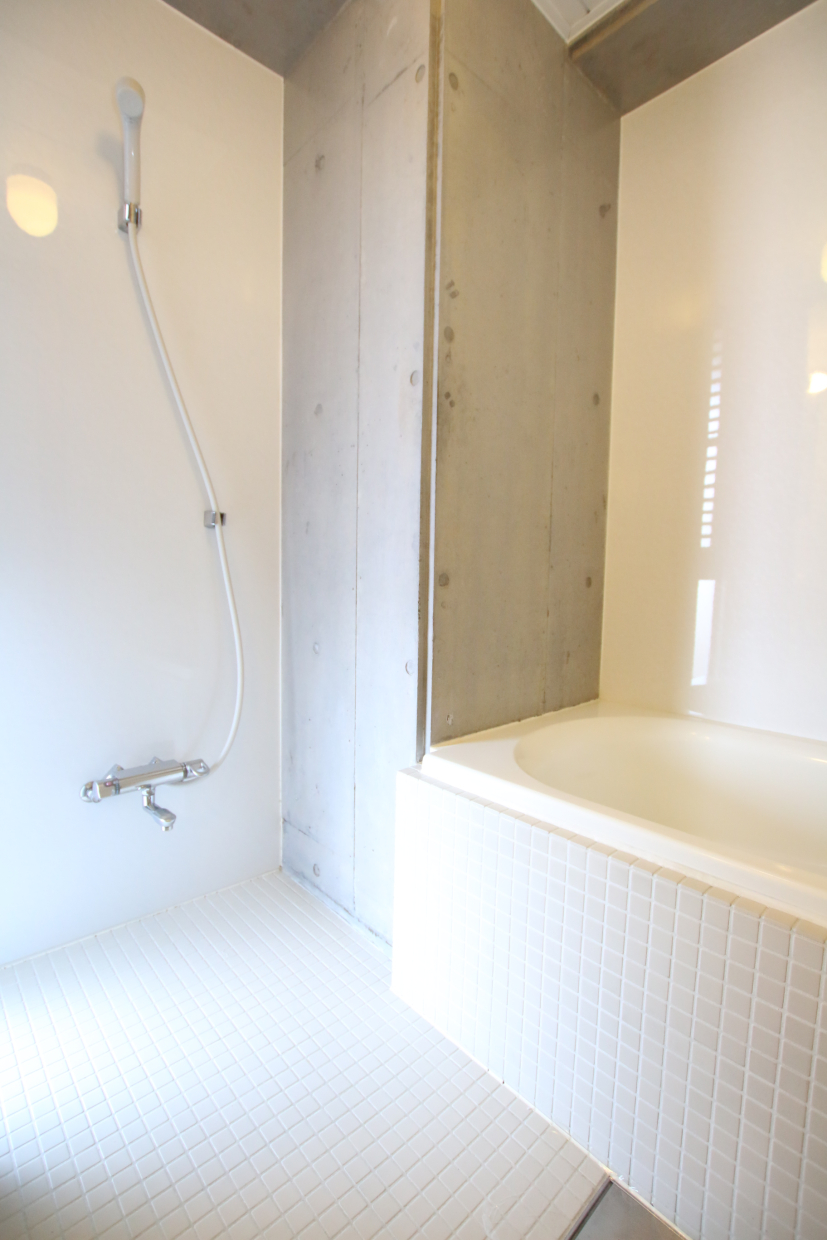 お風呂はコンクリとタイル張り。
