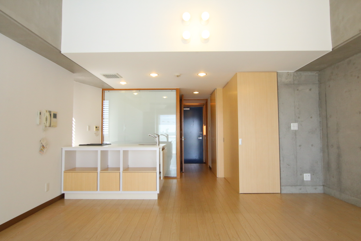 お部屋の奥から。左はカウンターキッチン。