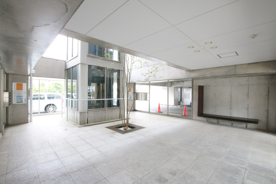 スケルトンな1階エントランス。