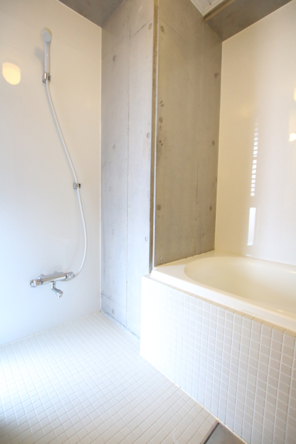 お風呂はコンクリとタイル張り。