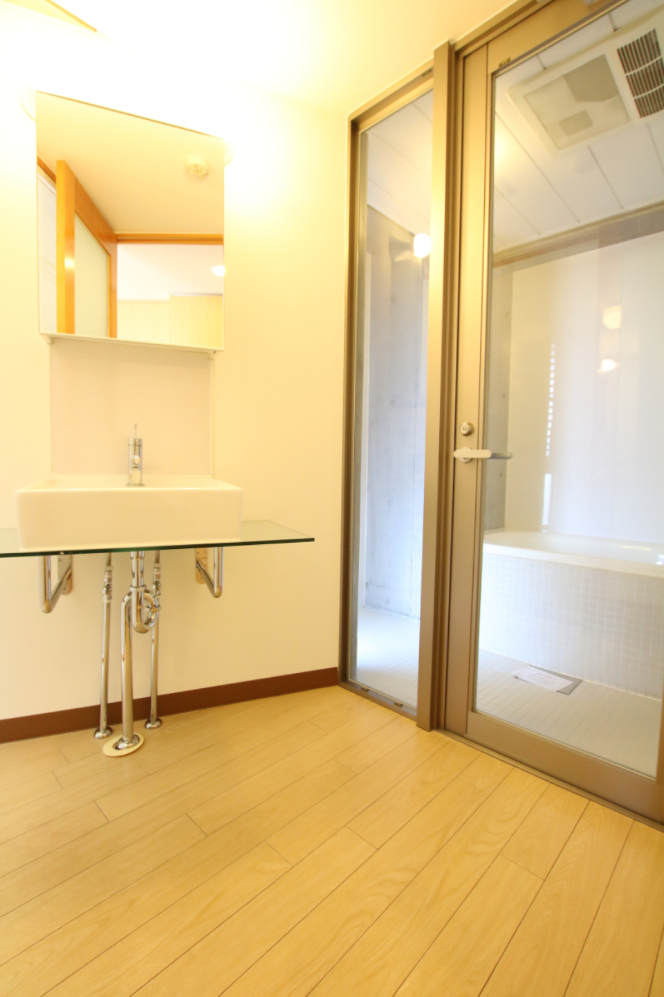 洗面台とスケスケバスルーム。