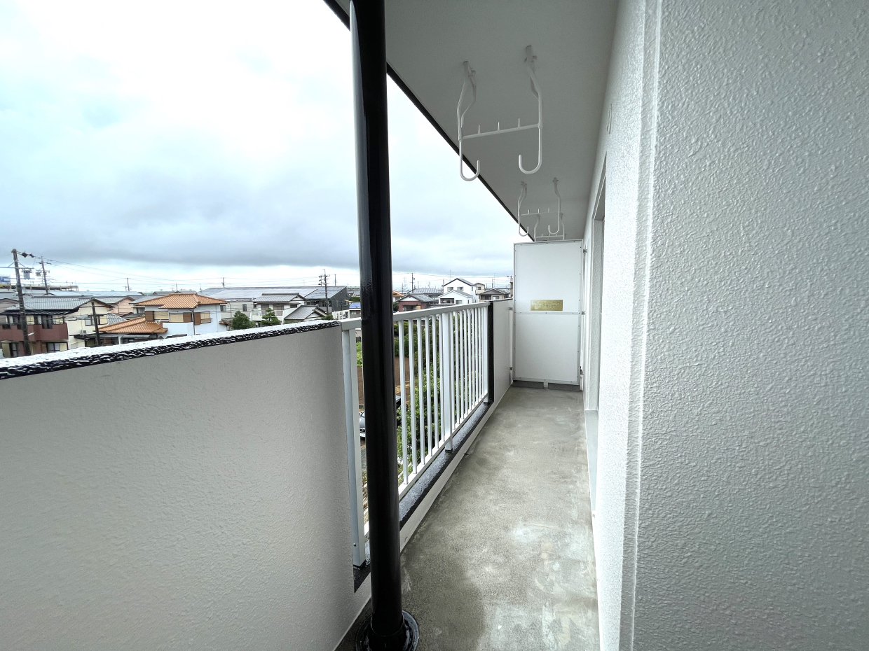 リビングの南側にあるバルコニーは広くて日当たり＆眺めも抜群です！