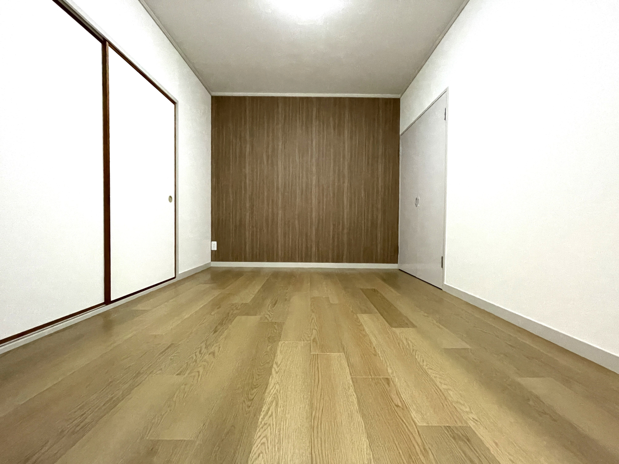 和室に隣接している洋室。壁紙がウッディーで落ち着いた空間。