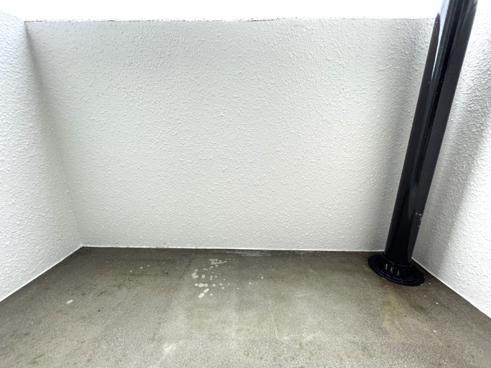 北側洋室にも小さなベランダがあります。