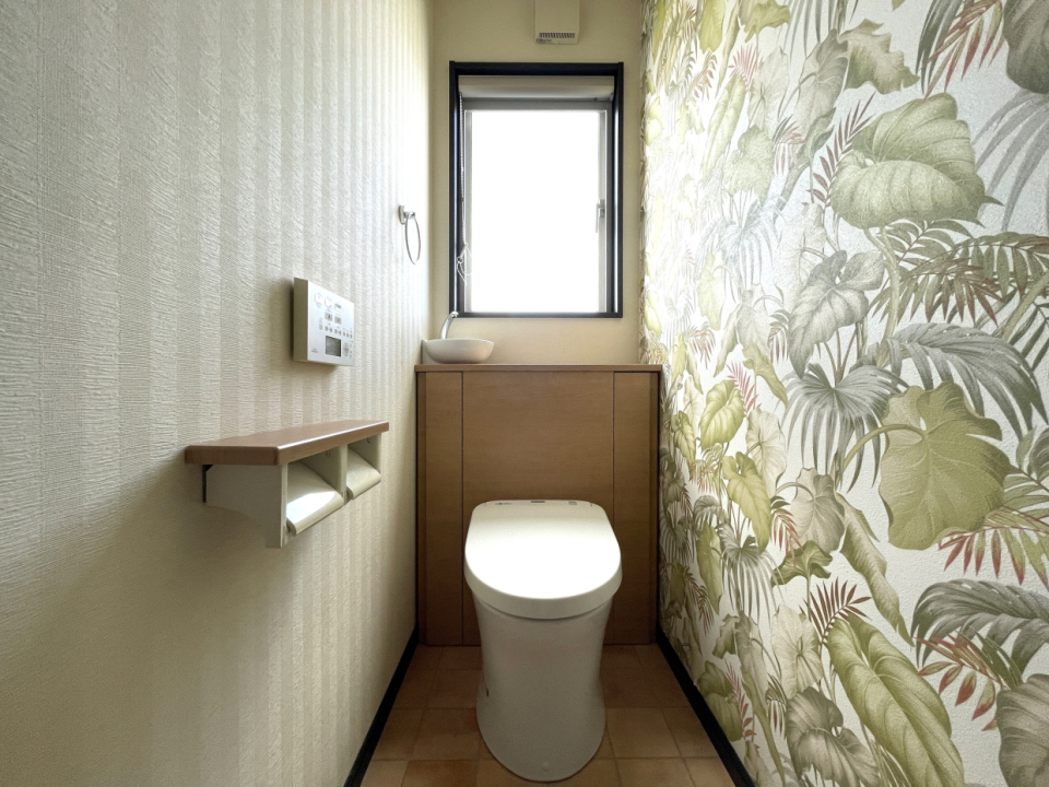 2階のトイレは、壁紙が個性強めです