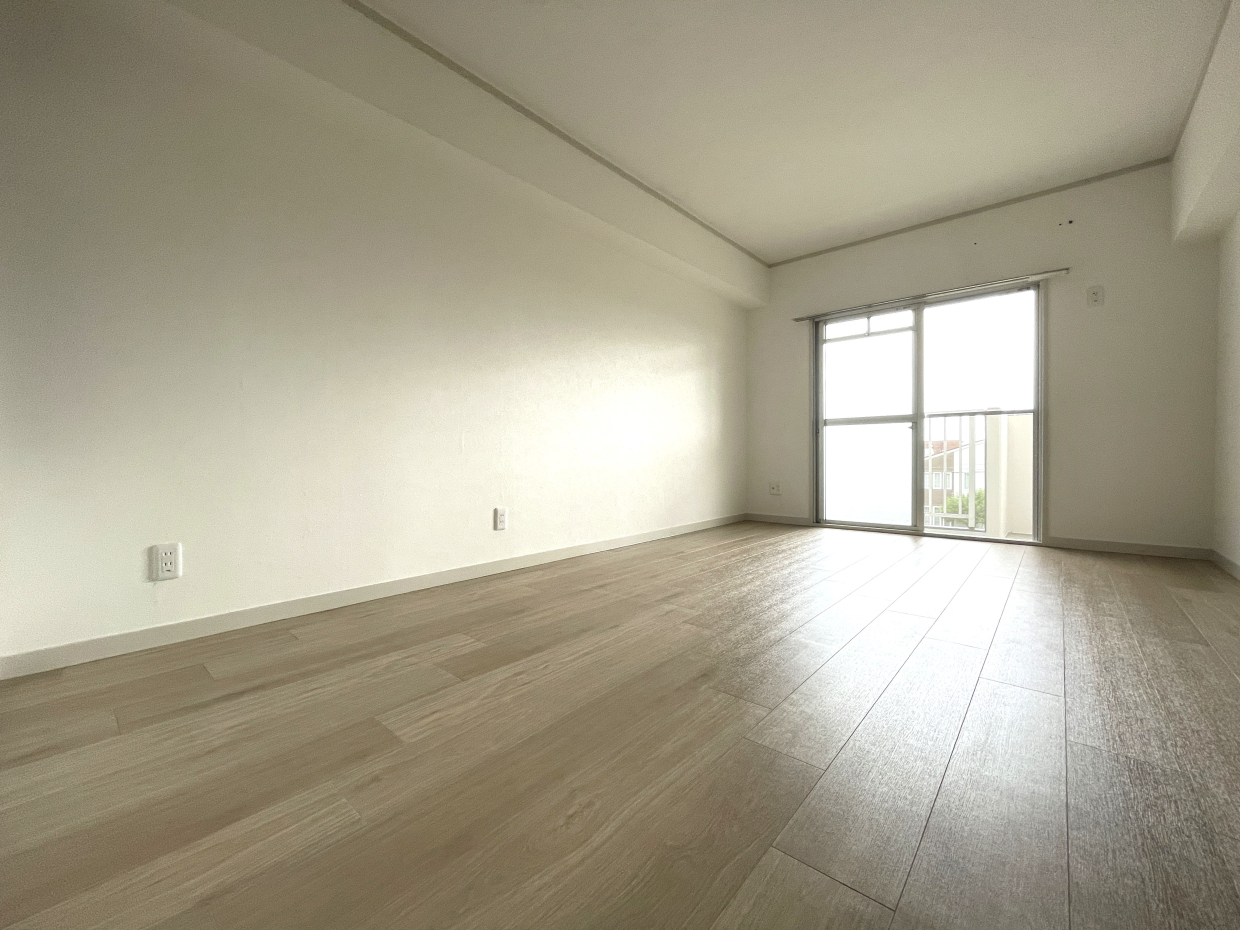 キッチン側から見たリビングの景色