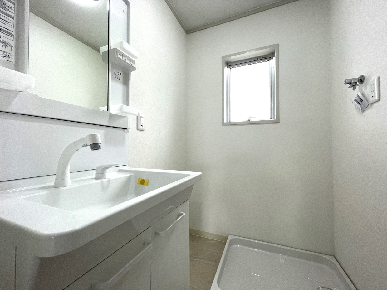 洗面所にも小窓が。