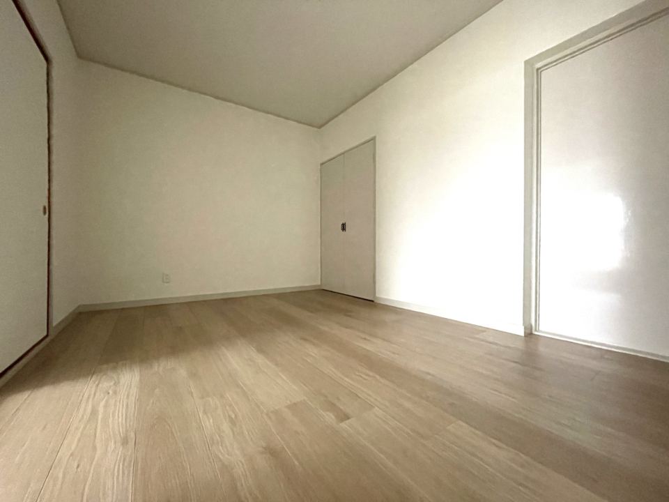 窓がない分、少し暗めですが寝室にいいかも。