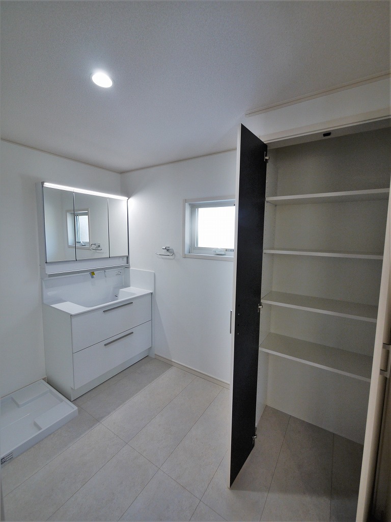 キッチンからアクセルできる家事動線を考えた造り。