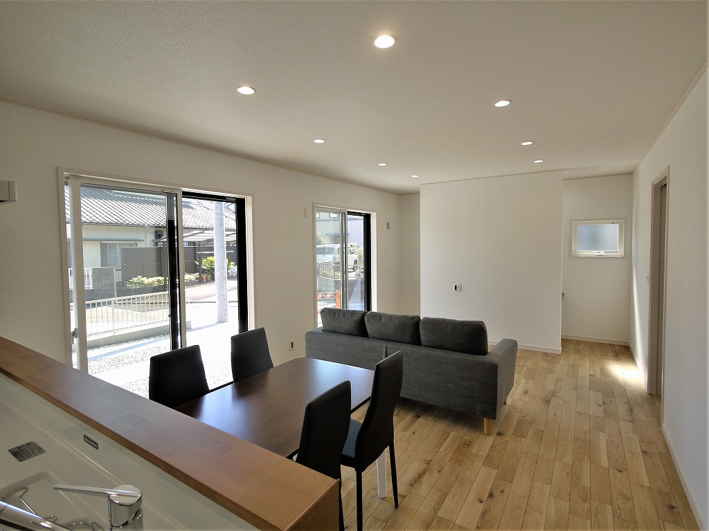 キッチンから家族の様子をみまもりながら。