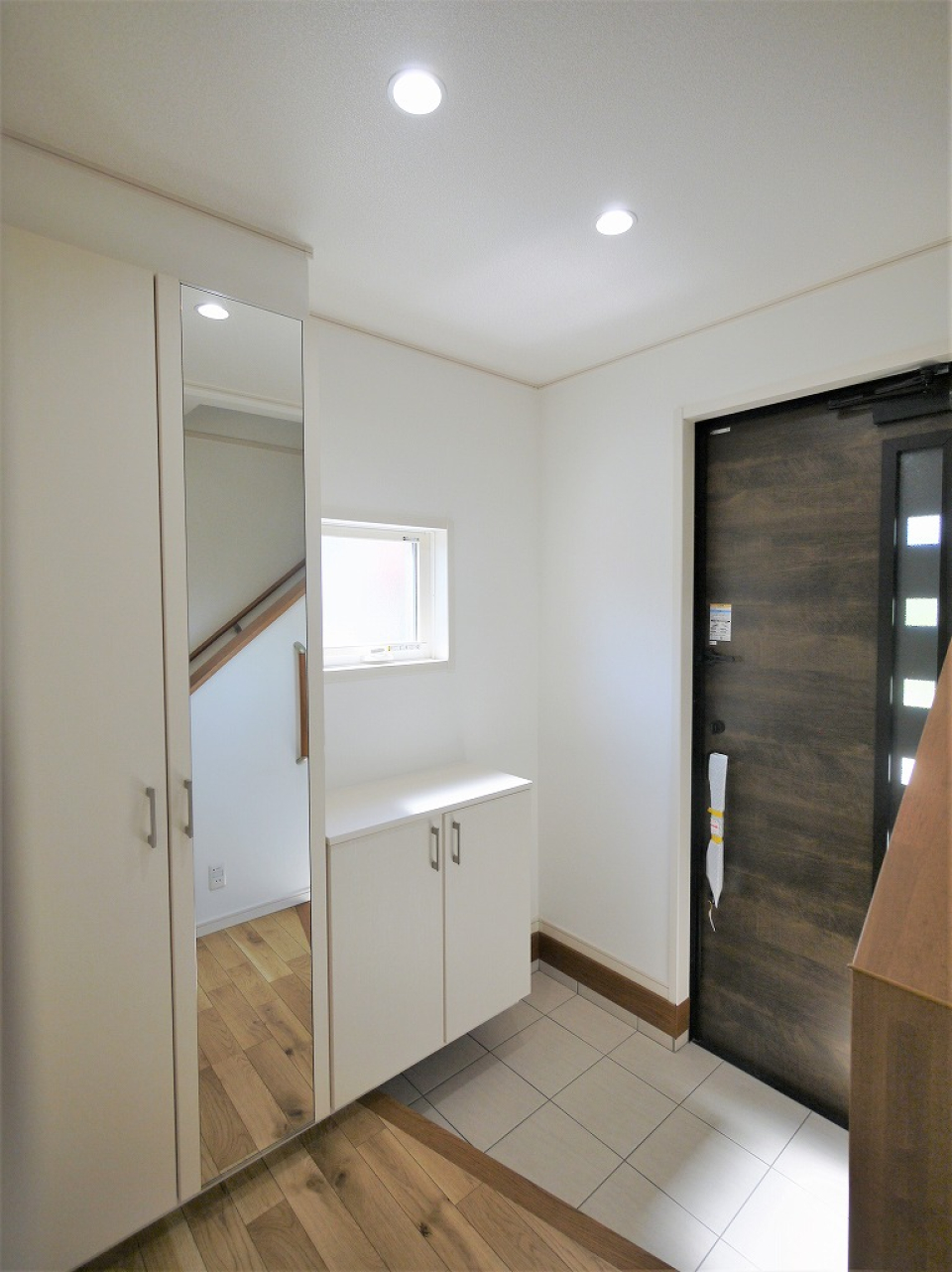 全身鏡の付いた玄関。収納が多くスッキリ。