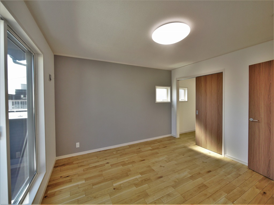 WICのある主寝室。アクセントカラーが素敵。