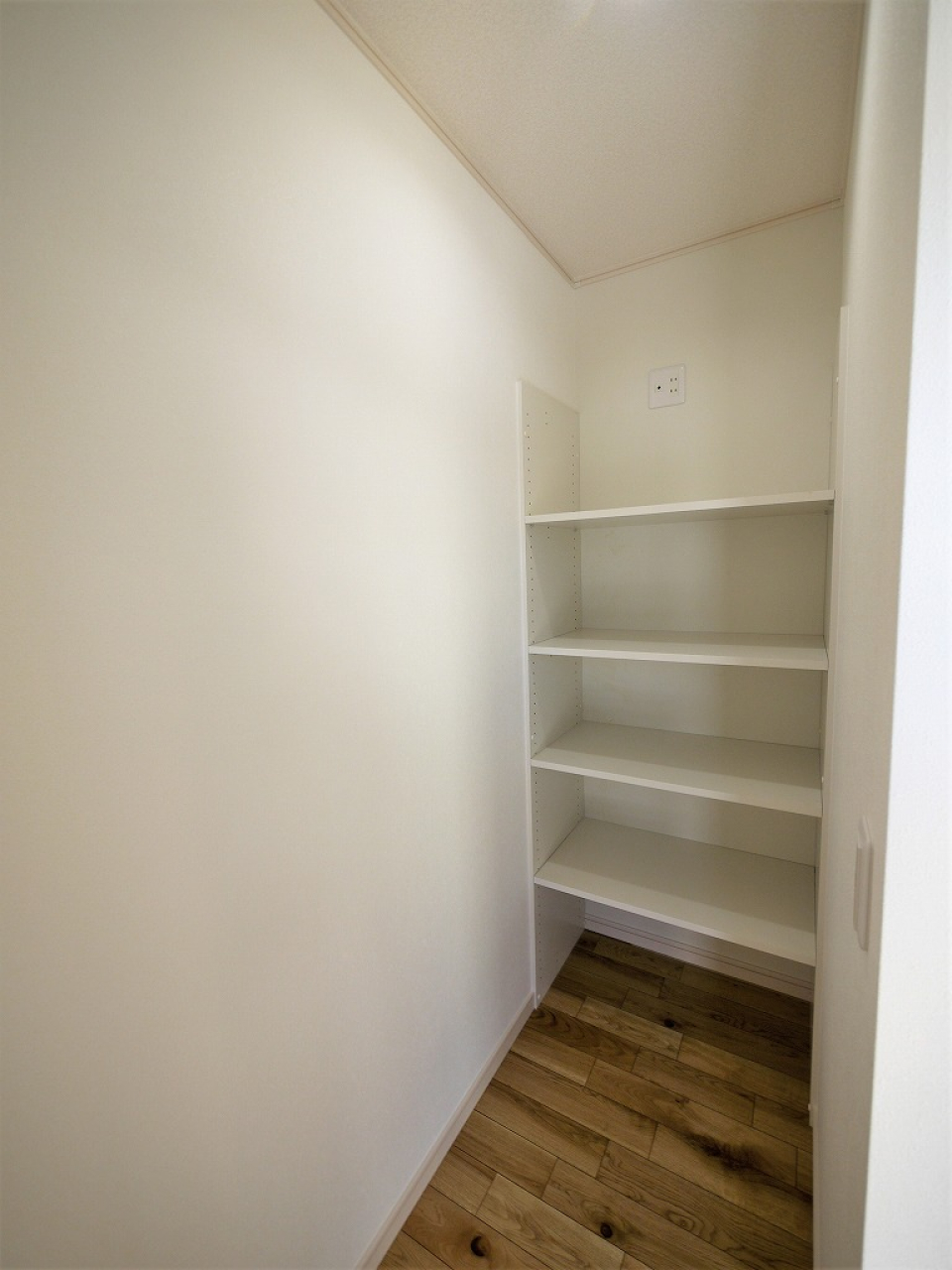 日々使うものはこちらの棚に。