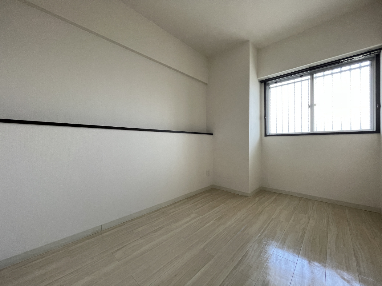 4.5帖の洋室には壁に飾り棚が。