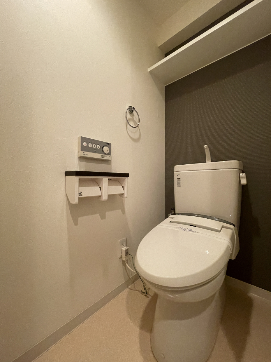 トイレは上に棚があります