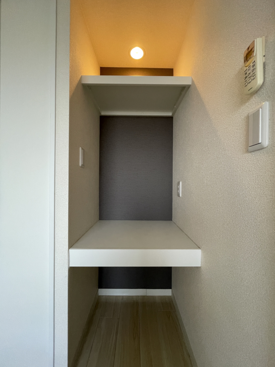 オシャレな飾り棚はライト付き