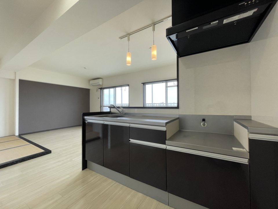 ブラックのキッチンがしぶい