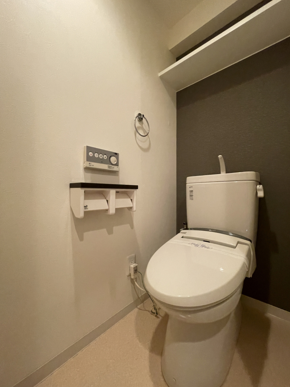 トイレは上に棚があります