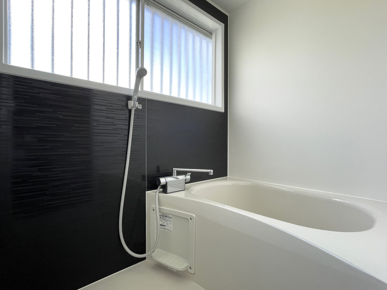 ピカピカのお風呂。窓付きで明るいです