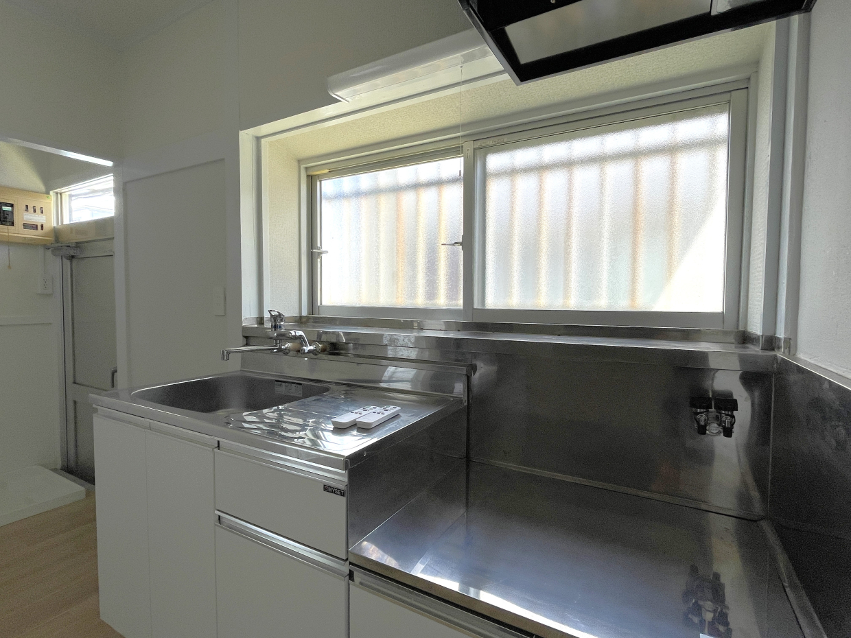 キッチンは白くてピカピカ！目の前に窓もあって明るいです