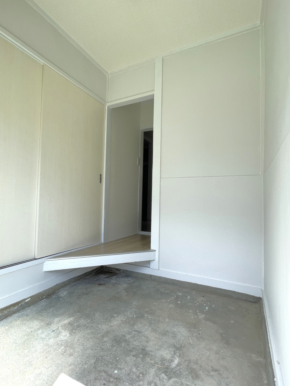 玄関はコンクリート。広々してます