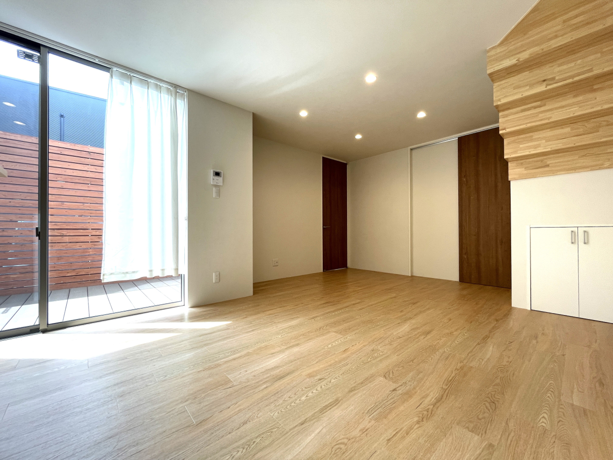 ウッドデッキが見えるリビング♪