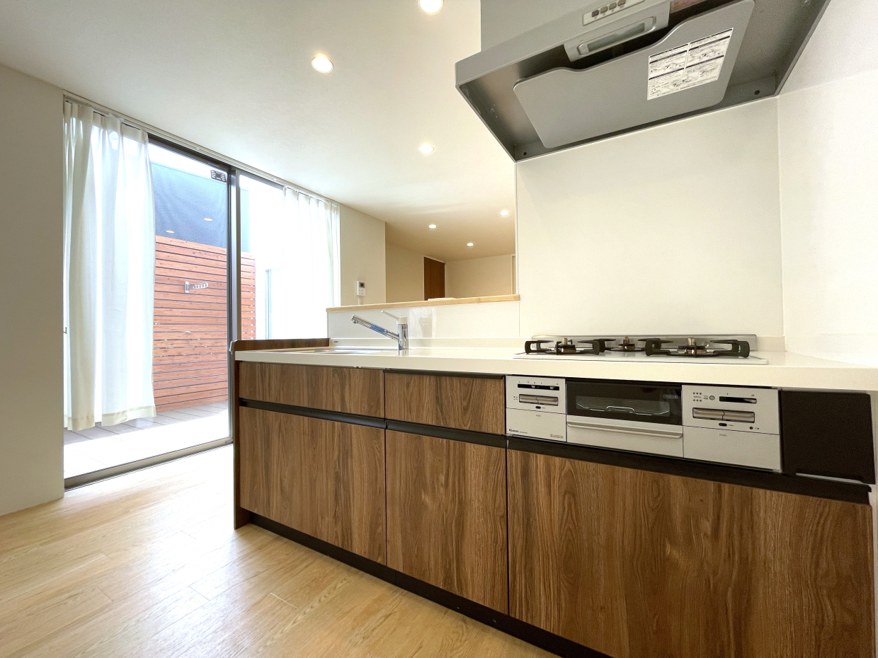 カウンターキッチンはウッド調