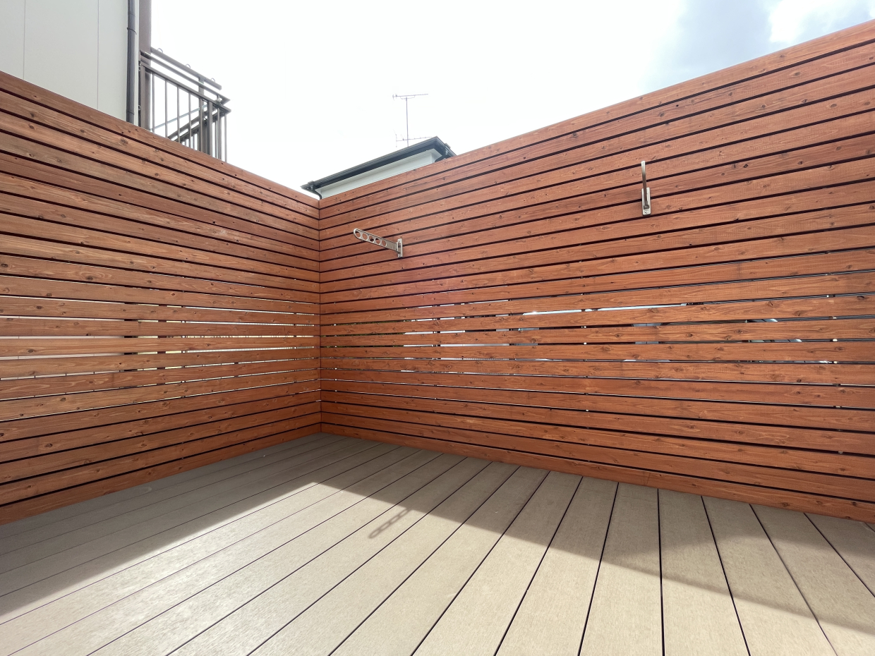 外から見えない日当たり抜群のウッドデッキ