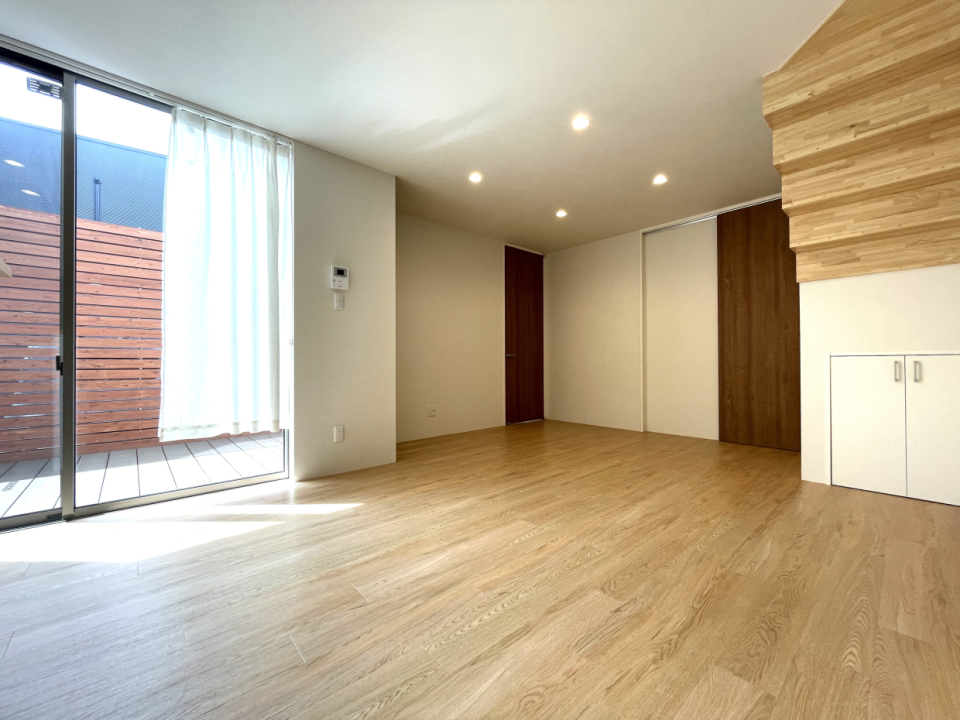 ウッドデッキが見えるリビング♪