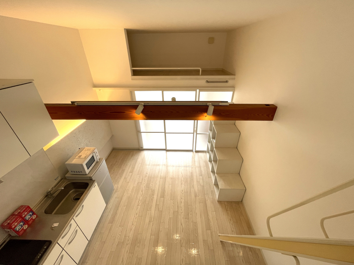 ロフトからの眺め。梁のあるおしゃれなワンルーム