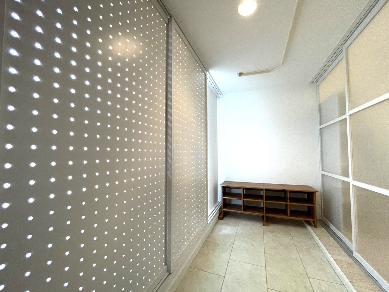 土間の扉は有孔ボードなので、好きなものをフックでかけられます