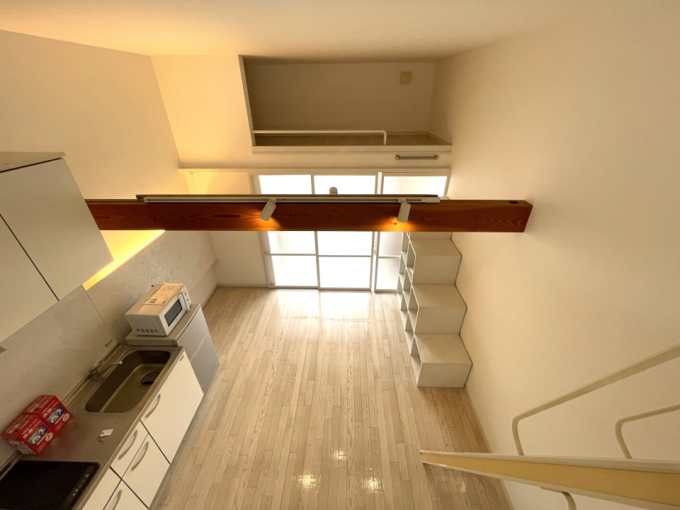 ロフトからの眺め。梁のあるおしゃれなワンルーム