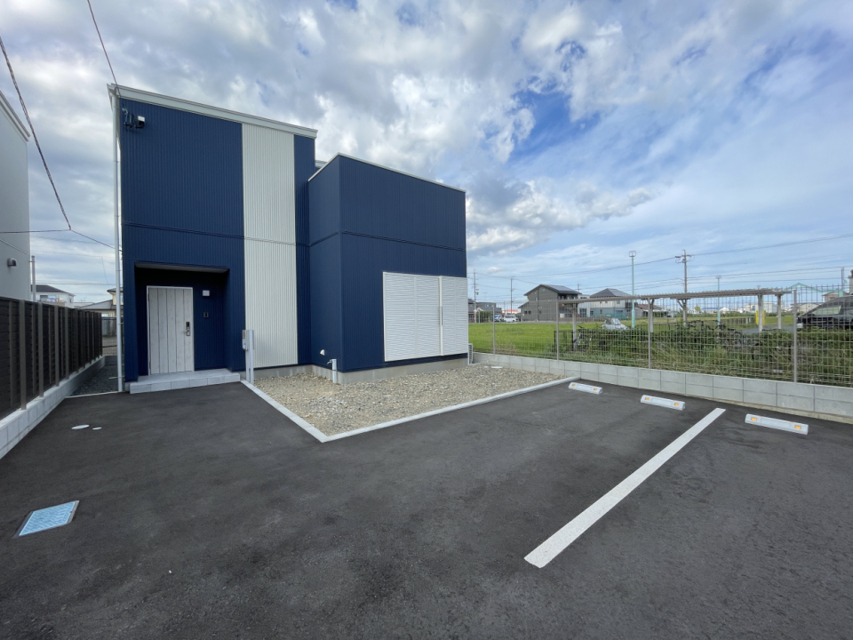 駐車場と外観の様子