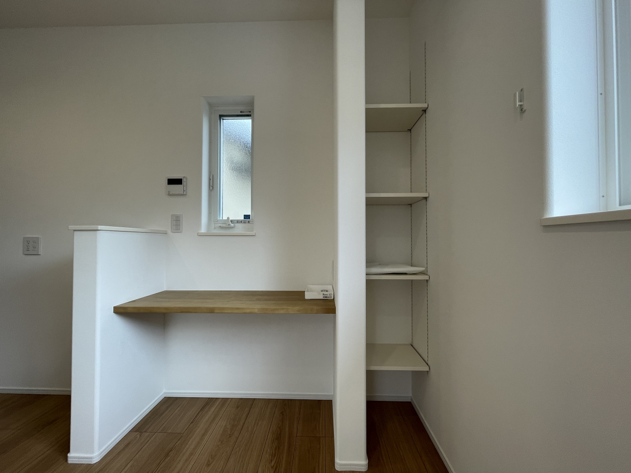 キッチン横には棚もあります