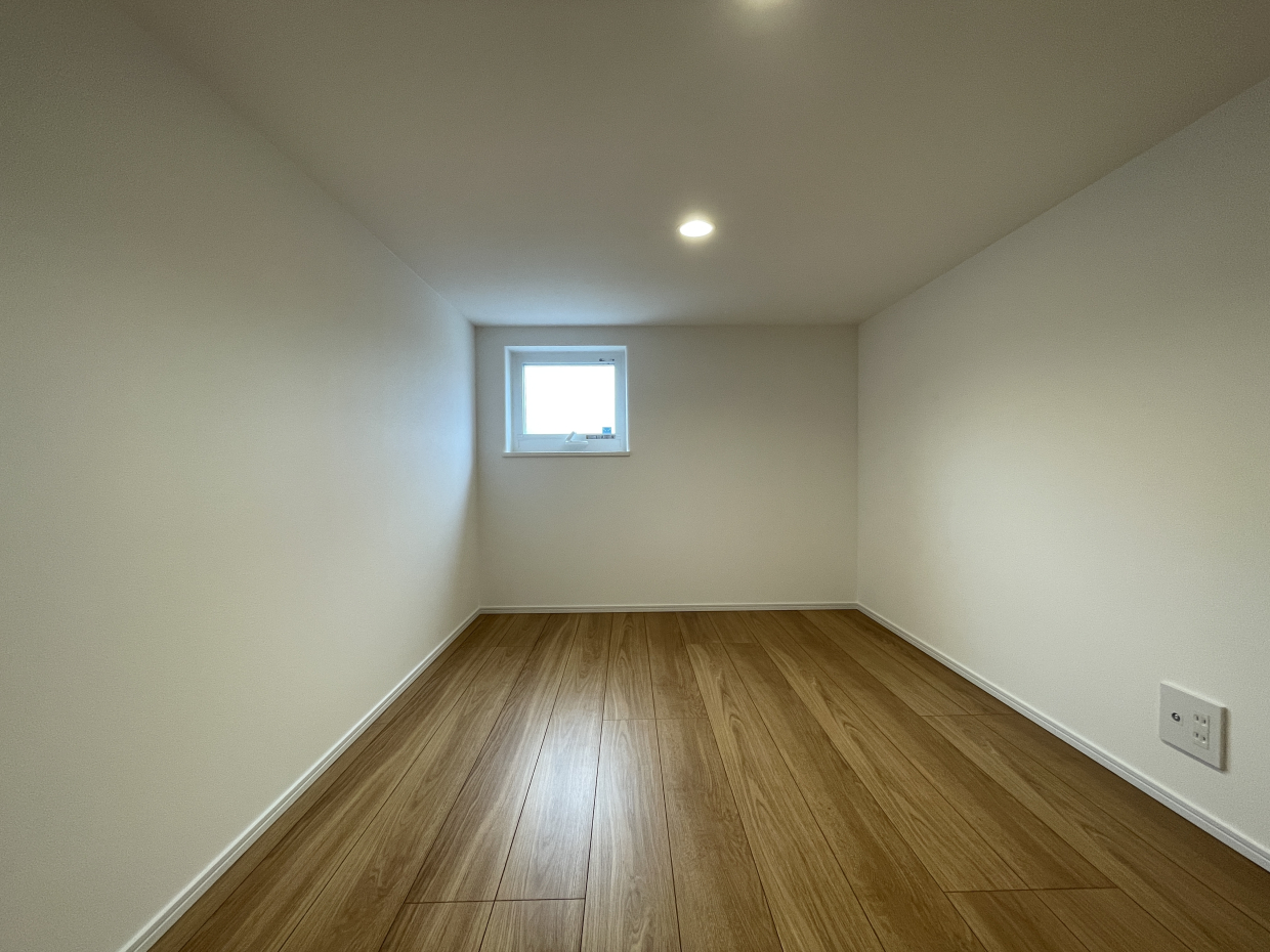 廊下の階段を上ると屋根裏へ。窓もあります。