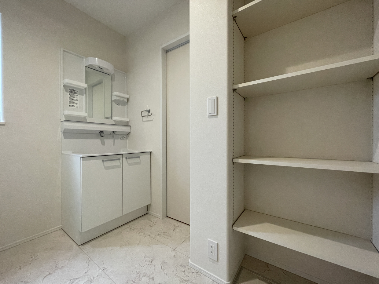 洗面所にはタオル棚もあります