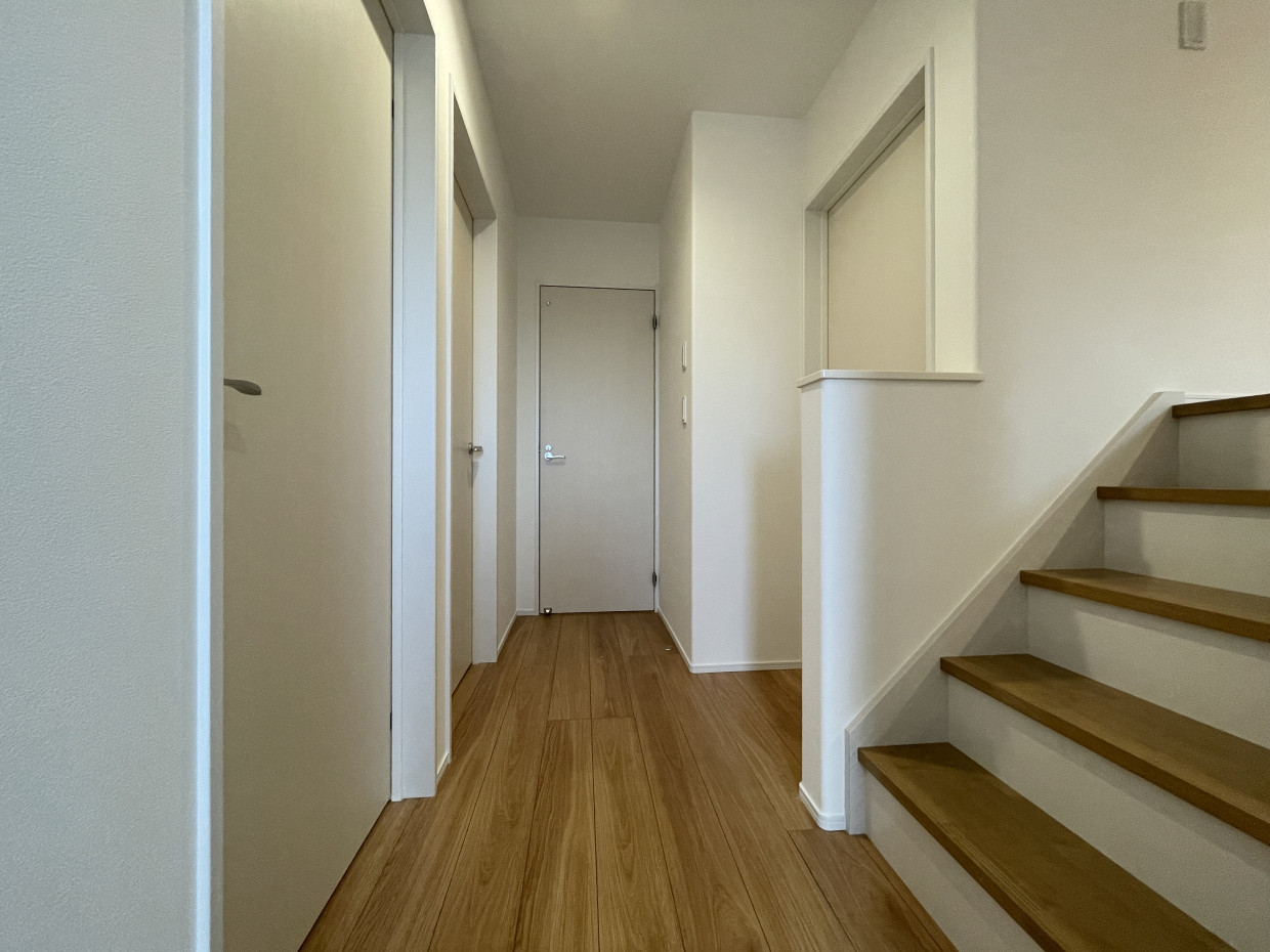 二階の廊下にも階段が。