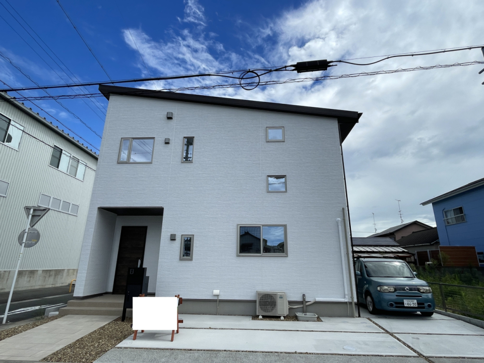 空に映える真っ白な外観