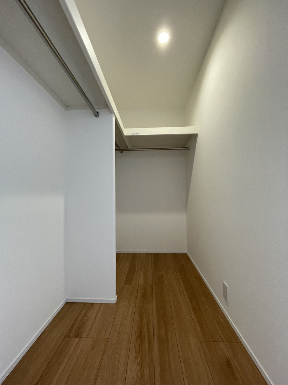 こちらにはウォークインクローゼットがあります。