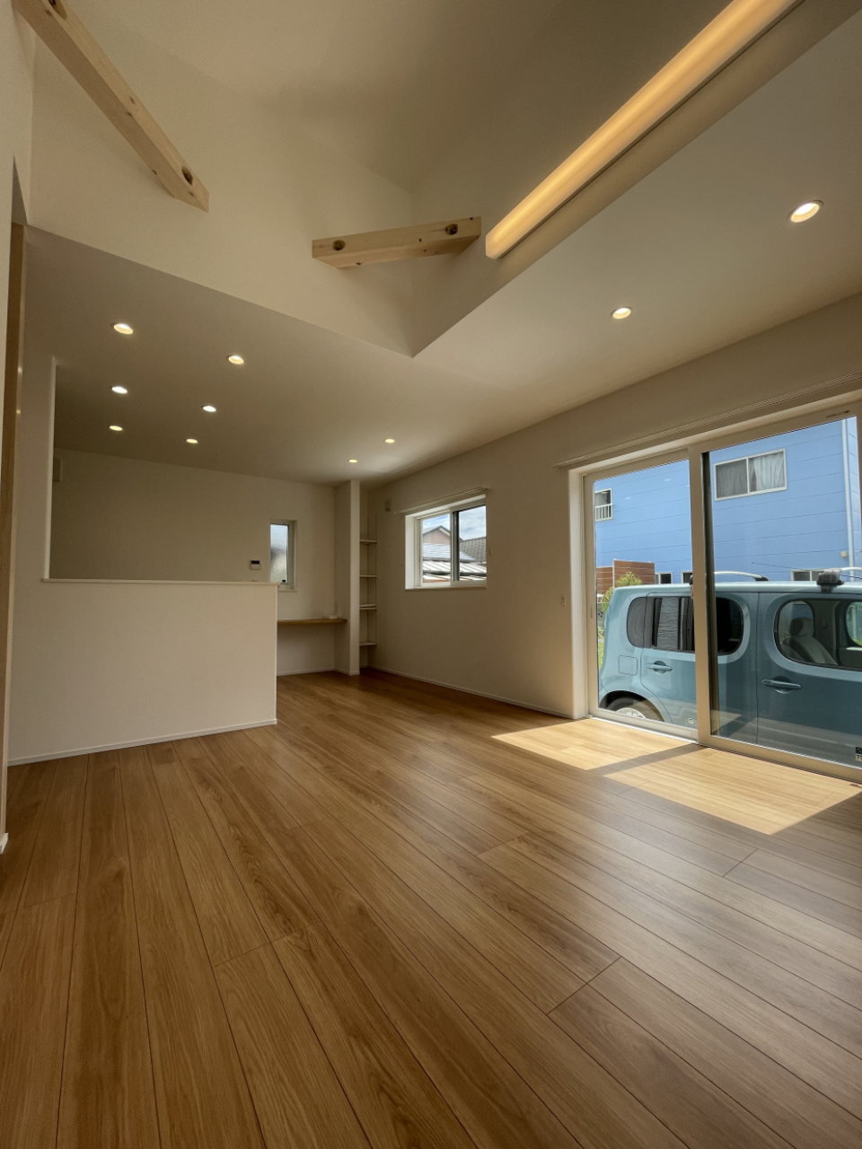 明るく天井も高いので解放感があります